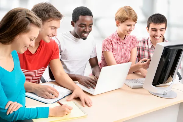 Jonge studenten die studeren — Stockfoto