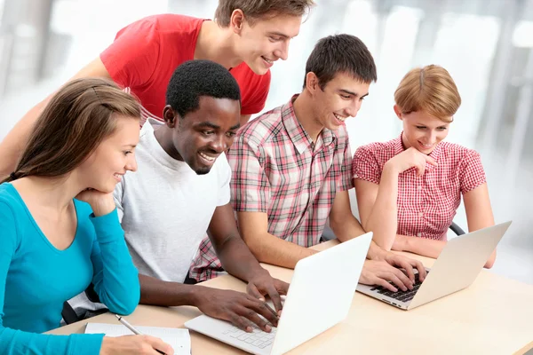 Jovens estudantes estudando — Fotografia de Stock