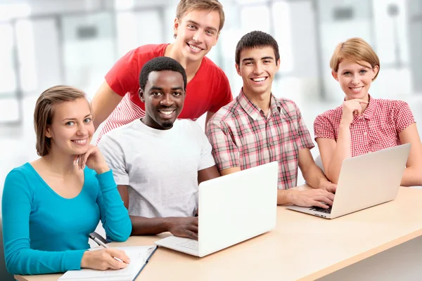 Jovens estudantes estudando — Fotografia de Stock