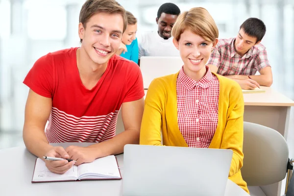 Internationell grupp av studenter — Stockfoto