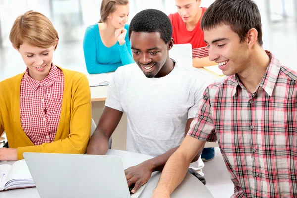 Gruppo internazionale di studenti — Foto Stock