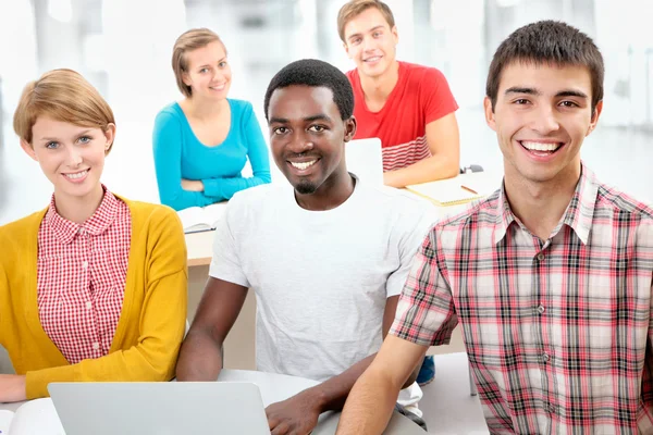 Internationale groep van studenten — Stockfoto