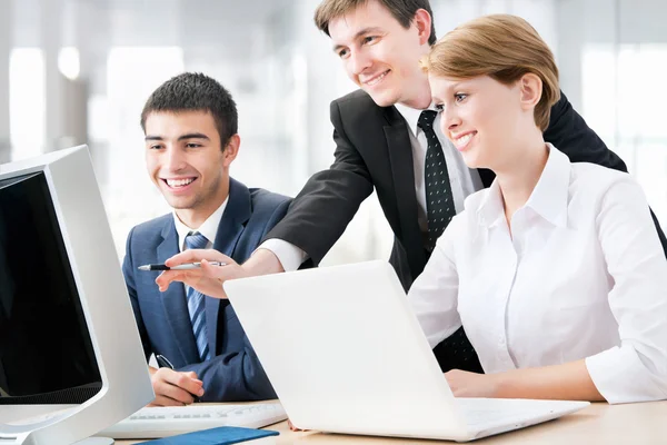 Junge Geschäftsleute — Stockfoto