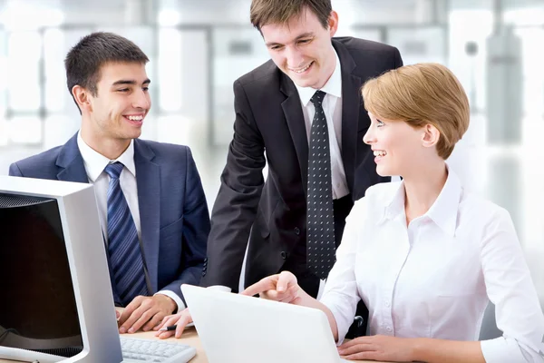 Geschäftsleute diskutieren Projekt — Stockfoto