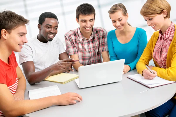 Gruppo internazionale di studenti — Foto Stock