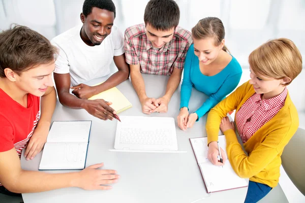 Internationell grupp av studenter — Stockfoto