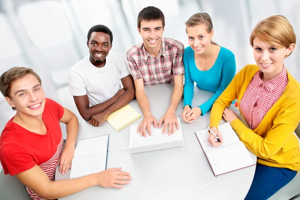 Internationale groep van studenten — Stockfoto