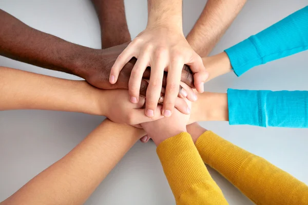 Amigos mostrando unidad con sus manos — Foto de Stock