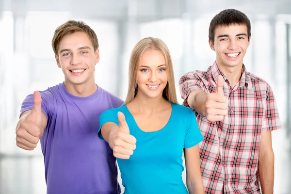 Les étudiants montrent les pouces vers le haut — Photo