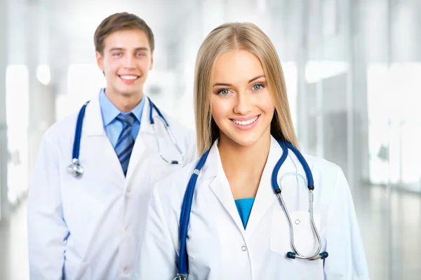Kvinnliga läkare med kollega — Stockfoto