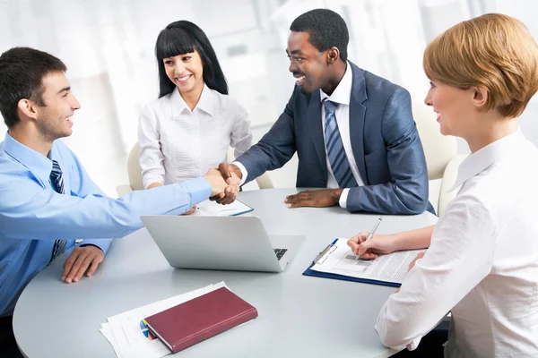 Gente de negocios moviendo las manos — Foto de Stock