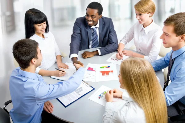 Mensen uit het bedrijfsleven werken — Stockfoto