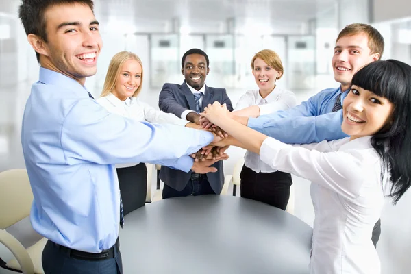 Business team che mostra unità — Foto Stock