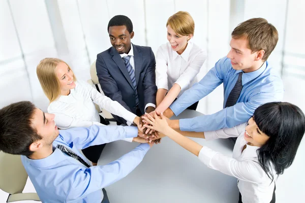 Equipo empresarial mostrando unidad — Foto de Stock