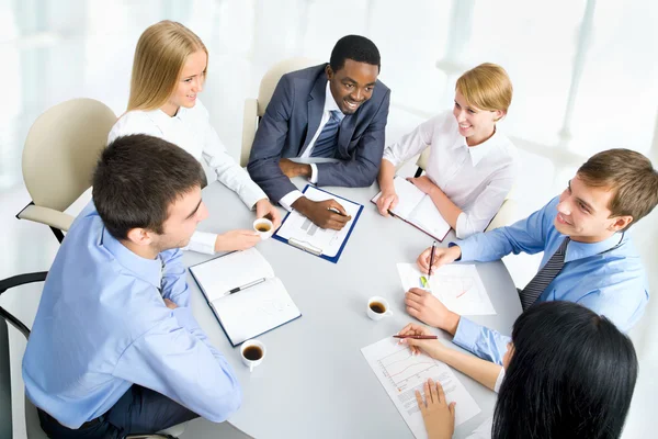 Geschäftsleute arbeiten zusammen — Stockfoto