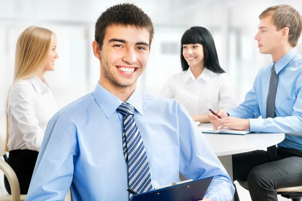 Hombre de negocios con colegas —  Fotos de Stock