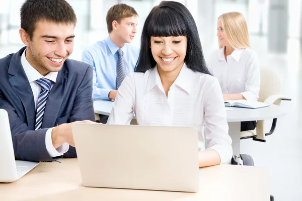 Zakenmensen werken met laptops — Stockfoto