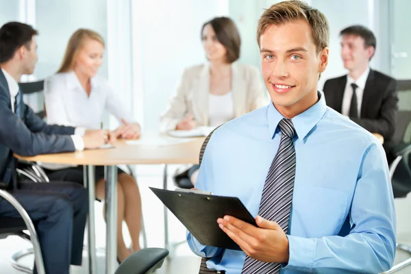 Hombre de negocios feliz con colegas —  Fotos de Stock