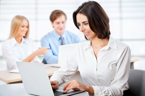 Mujer de negocios con equipo —  Fotos de Stock