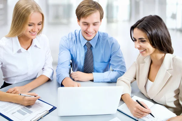 Geschäftsleute diskutieren Projekt — Stockfoto