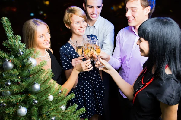 Vrienden vieren van Kerstmis Stockfoto