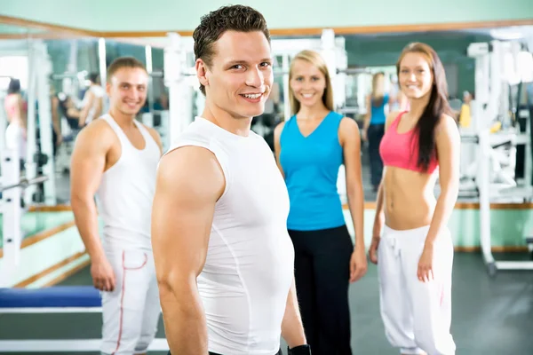 Instructeur de fitness avec des gens de gym Images De Stock Libres De Droits