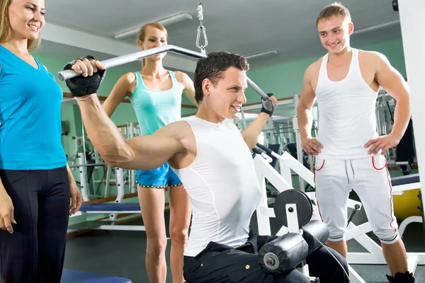 Homme à la salle de gym. Fitness Image En Vente