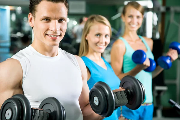 Homme avec équipement de musculation Photos De Stock Libres De Droits