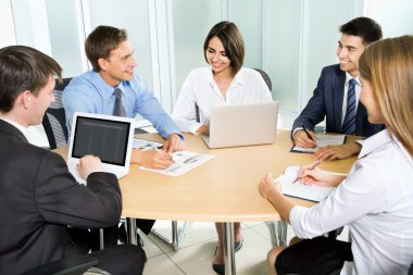 iş projesi üzerinde çalışan iş takım