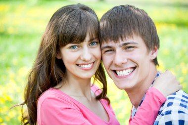 gülümseyen genç Çift