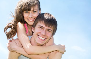 kadın sevgilisini kucaklayan