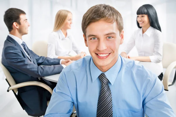 Hombre de negocios feliz con colegas — Foto de Stock