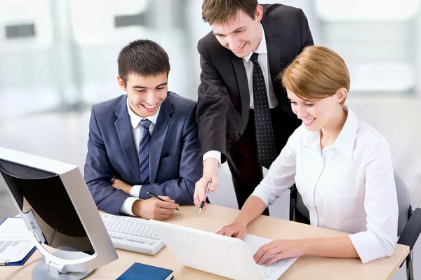 Giovani uomini d'affari. Lavoro di squadra . — Foto Stock