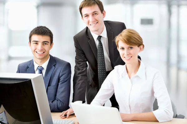 Jovens empresários. Trabalho em equipa . — Fotografia de Stock