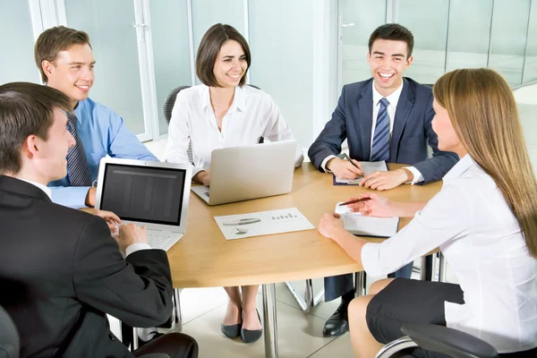 Geschäftsteam arbeitet an Geschäftsprojekt — Stockfoto