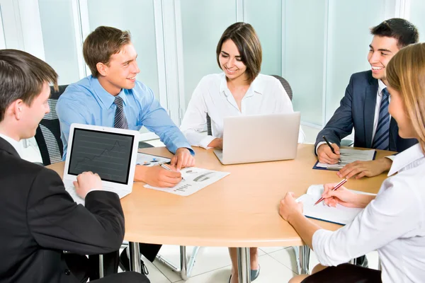 Business team working on business project — Stock Photo, Image