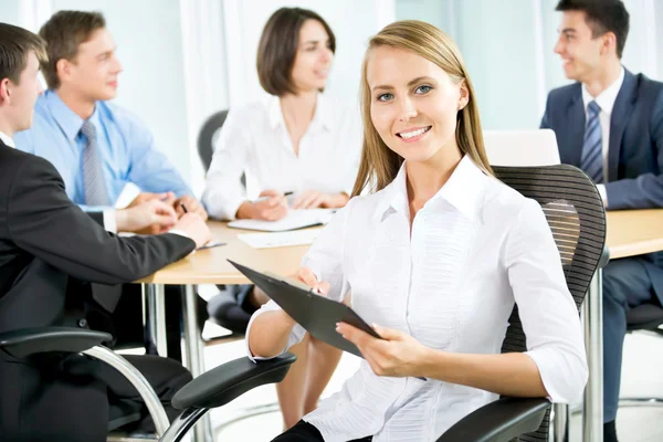 Mujer de negocios con equipo — Foto de Stock