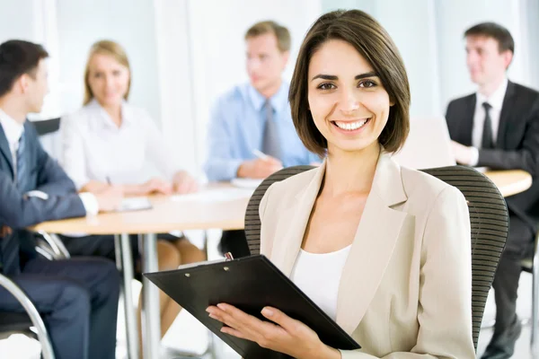 Mujer de negocios con equipo — Foto de Stock