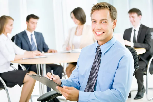 Hombre de negocios feliz con colegas —  Fotos de Stock