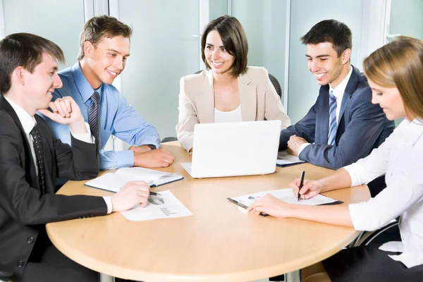 Zakelijke team dat werkt op hun zakelijk project — Stockfoto