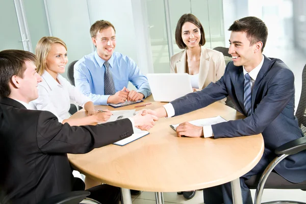 Affärsmän skakar hand — Stockfoto