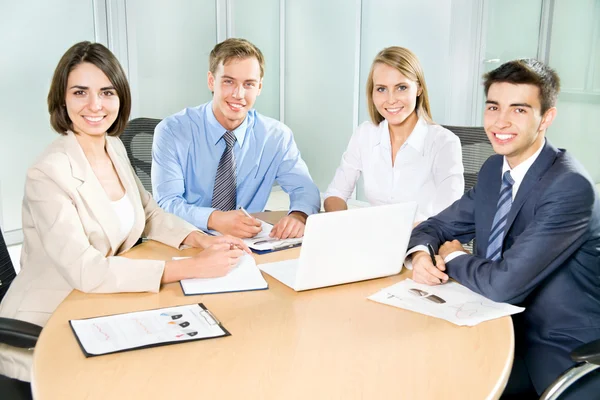 Business people smiling — Stock Photo, Image