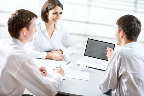 Geschäftsleute arbeiten — Stockfoto