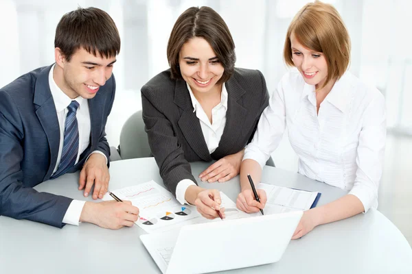 Giovani uomini d'affari. Lavoro di squadra . — Foto Stock