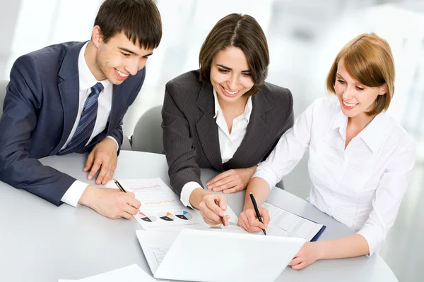 Junge Geschäftsleute. Teamarbeit. — Stockfoto