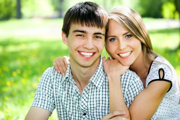 Pareja abrazando — Foto de Stock