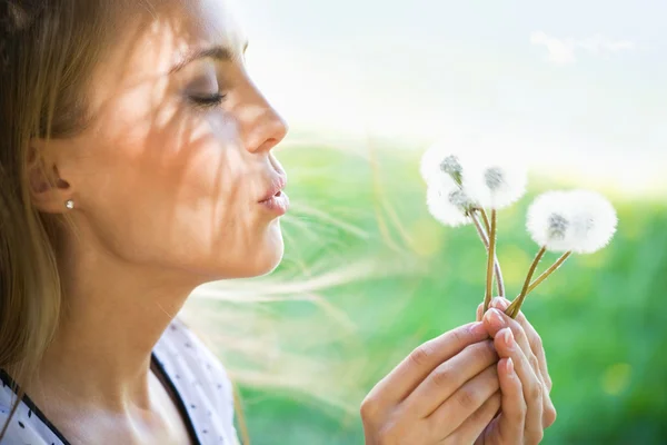 Kvinna med maskrosor — Stockfoto