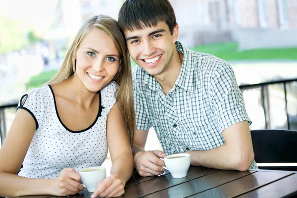 Paar drinken koffie — Stockfoto