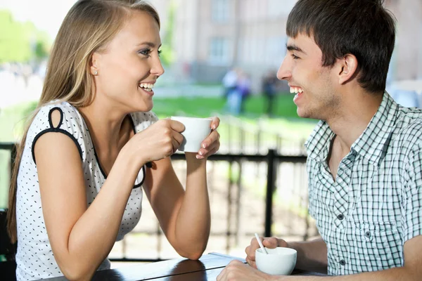 Par som drikker kaffe – stockfoto