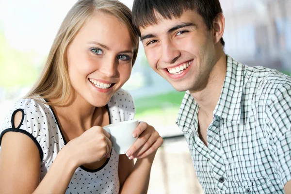 Paar drinken koffie — Stockfoto